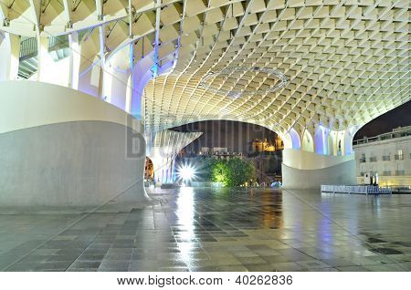 Sevilla, Spanien-september 27: Metropol Parasol i Plaza De La Encarnacion på September 27, 2012 i Se