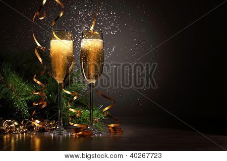 Due bicchieri di champagne pronte a portare nel nuovo anno