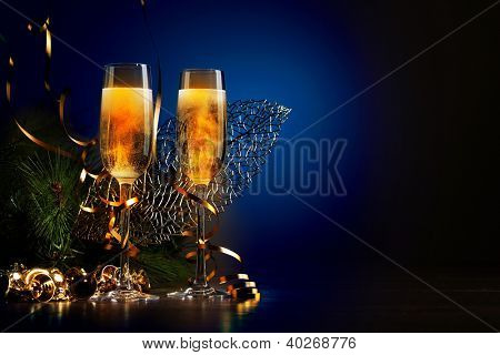 Due bicchieri di champagne pronte a portare nel nuovo anno