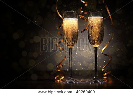 Due bicchieri di champagne pronte a portare nel nuovo anno