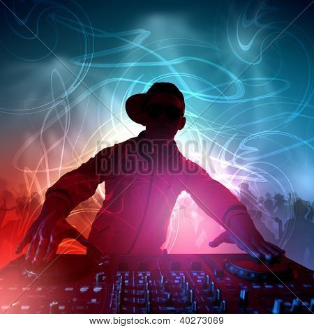 DJ con un equipaggiamento di mixer per controllare il suono e riprodurre la musica
