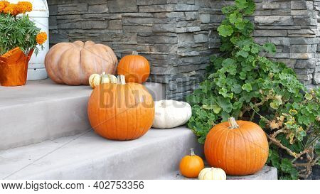 Los Angeles, California, Usa - 29 Oct 2019: Scary Festival Decorations Of A House, Happy Halloween H