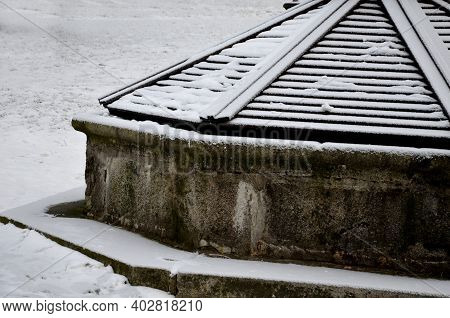 Wooden Roof On The Well, The Fountain Serves To Protect The Cleanliness Of The Tank. A Roof Made Of 