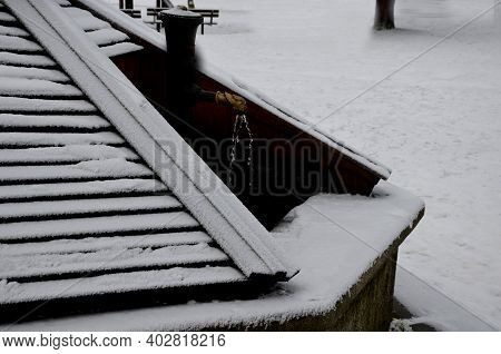Wooden Roof On The Well, The Fountain Serves To Protect The Cleanliness Of The Tank. A Roof Made Of 