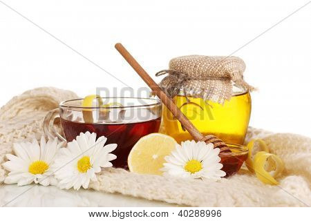 Gesunde Zutaten für die Stärkung der Immunität auf warmen Schal, isolated on white