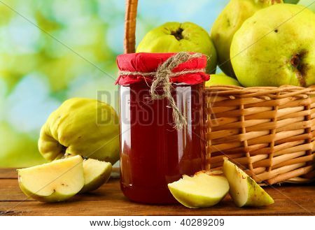 potje jam en kweeperen met laat in de mand, op groene achtergrond
