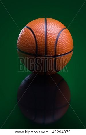 Bascketball บนพื้นหลังสีเขียว