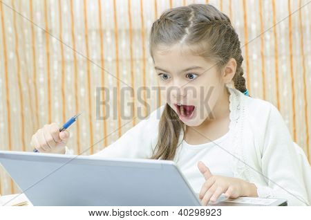 Dívka u stolu
