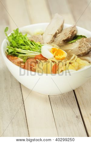 Tradizionale Japaneese Noodle Soup