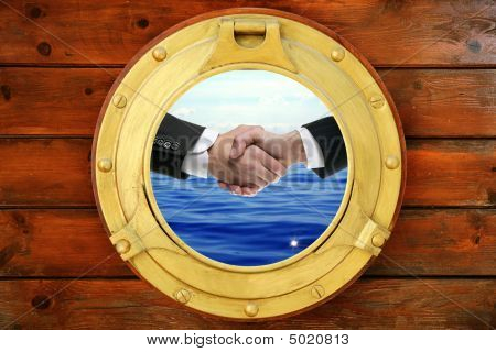 Vista de apretón de manos de empresarios de barco ventana redonda