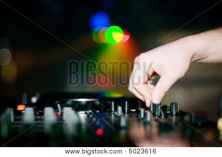 Крупным планом Deejay в руку и поворотный стол