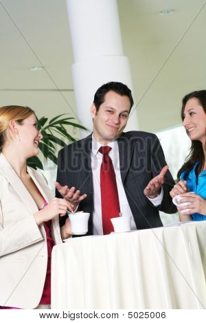 Business-Team steht in einem foyer
