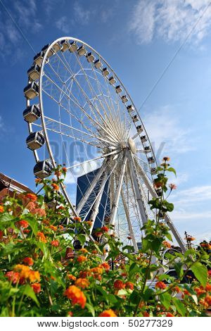ATLANTA - augusztus 25.: A belváros és a Skyview Ferris Wheel 2013. augusztus 25., Atlanta, GA. Az újonnan ere