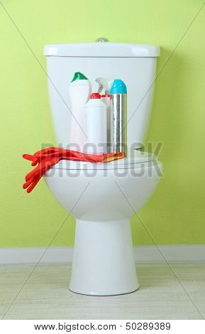 Hvid toiletkummen og renere flaske i badeværelse