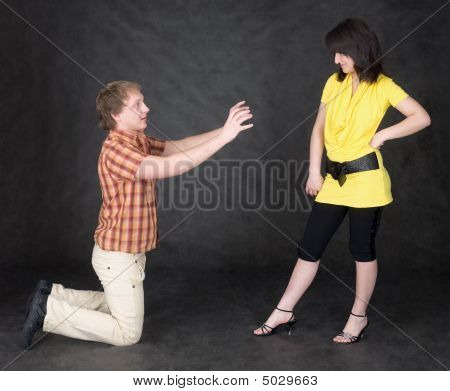 คนจะนั่งกับหญิงสาว