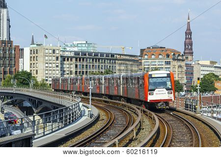Train Arrives At Baumwall U-bahn Station