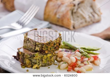 Pistachio Crusted Lamm mit Cannellini Bohnen Salat