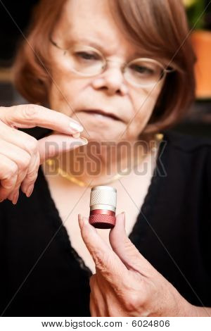Frau mit kleine Pille und Fall