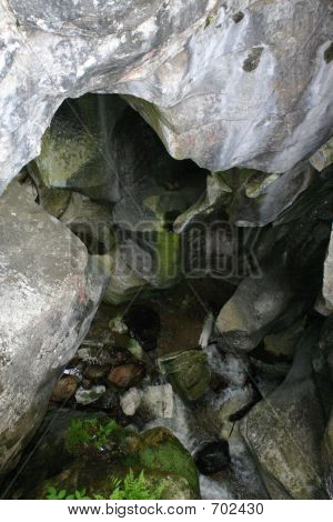 Říční kaňon a soutěska