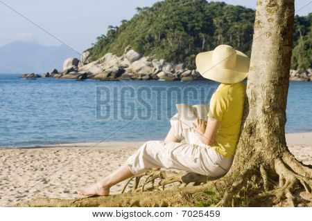 Frau lesen ein Buch am Strand