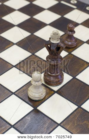 viele Schach Stück Figuren auf Schachbrett