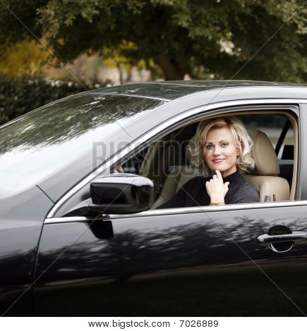 blond hübsche Frau in schwarz