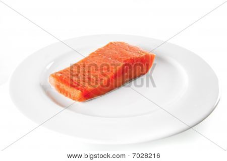 Saumon rose sur plaque blanche