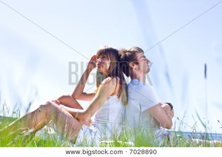 Casal sentado na praia