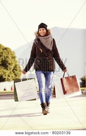 outdoot portrait, shopping bags 