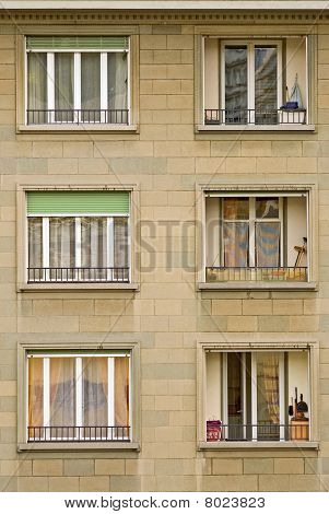 Sei windows in un vecchio edificio