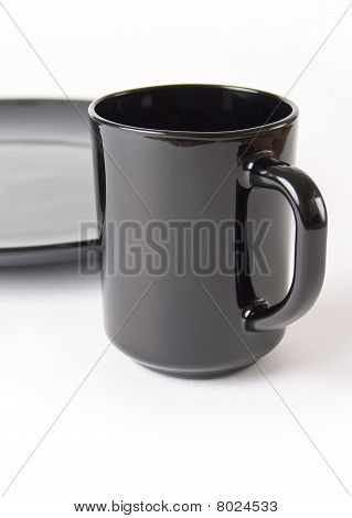 copo cerâmico preto, café e chá na parte do fundo da placa preta