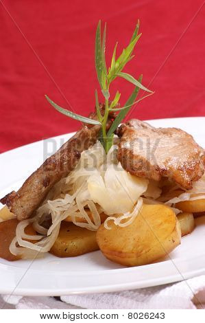 Organico braciola di maiale, crauti e patate arrostita