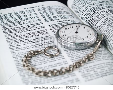 La Bibbia aperta a Matteo 24:36 con un Pocketwatch
