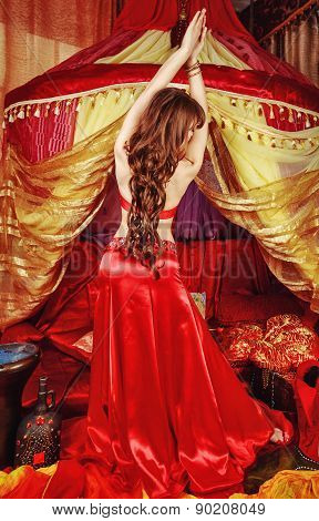 Oriental Beauty Dancing