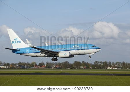 Amsterdam Airport Schiphol - Boeing 737 Of Klm Lands