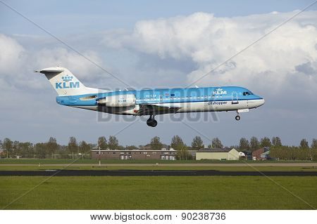 Amsterdam Airport Schiphol - Fokker 70 Of Klm Cityhopper Lands