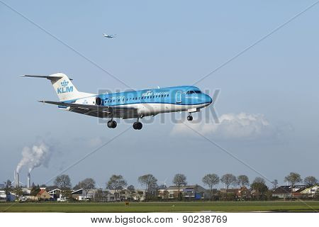 Amsterdam Airport Schiphol - Fokker 70 Of Klm Cityhopper Lands
