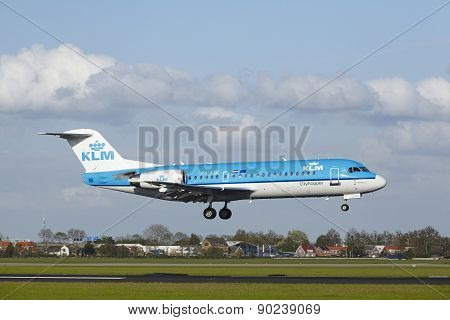 Amsterdam Airport Schiphol - Fokker 70 Of Klm Cityjopper Lands