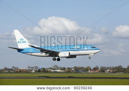 Amsterdam Airport Schiphol - Boeing 737 Of Klm Lands