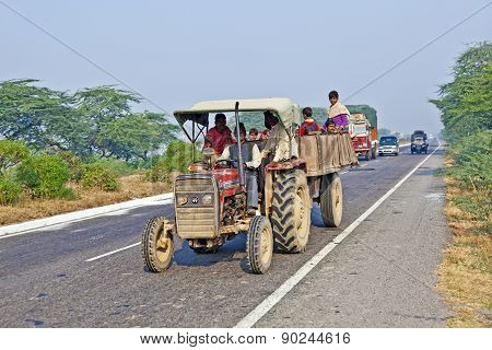 People In Overloaded Cars On The Highway Between Delhi And Agra