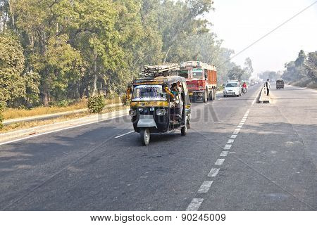 People In Overloaded Cars On The Highway Between Delhi And Agra