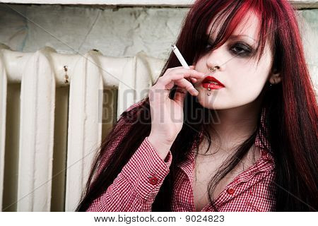 Ona kouří cigaretu