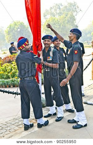 Soldiers Rise The Flag At The India Gate Monumen