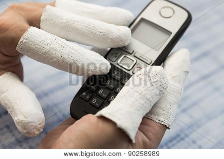 Making Calls With Casted Fingers Is Impossible