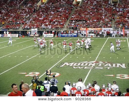 UNLV Quarterback i bevægelse for at kaste bold med Defender forsøger at blokere smide