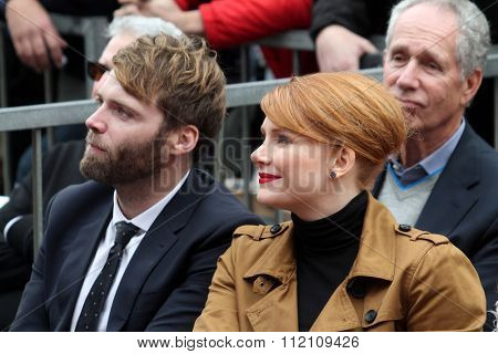 LOS ANGELES - DEC 10:  Seth Gabel, Bryce Dallas Howard at the Ron Howard Star on the Hollywood Walk of Fame at the Hollywood Blvd on December 10, 2015 in Los Angeles, CA