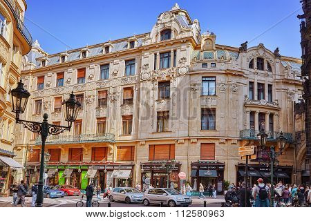 Vienna,austria-september 10, 2015: People On Stephansplatz -is A Square At The Geographical Centre O