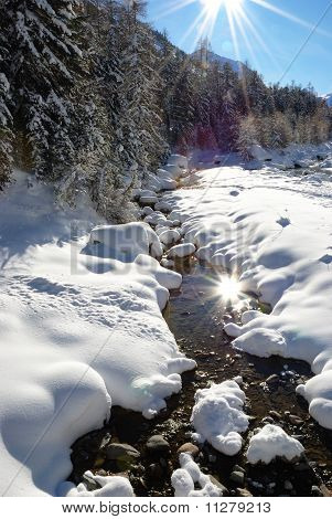 Sun, a hegyi patak tükrözés