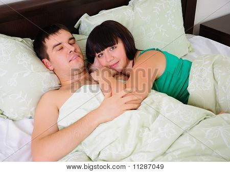 คู่หนุ่มสาวได้เพียงแค่ตื่นขึ้น