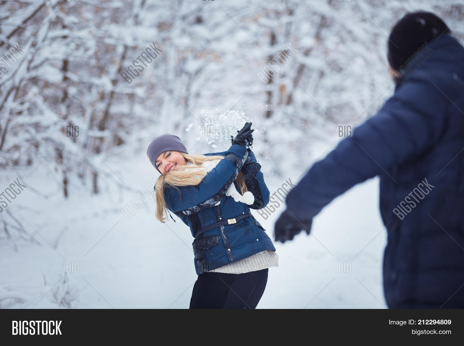 люди зимой. девушка играет в снежки. люди зимой. девушки играют в снежки. прогулка снег.